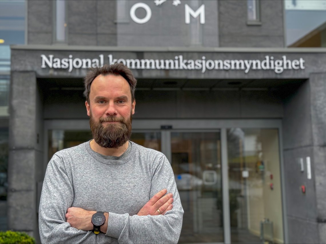 Lars Edvard Storjord foran Nkom sine kontorlokaler.