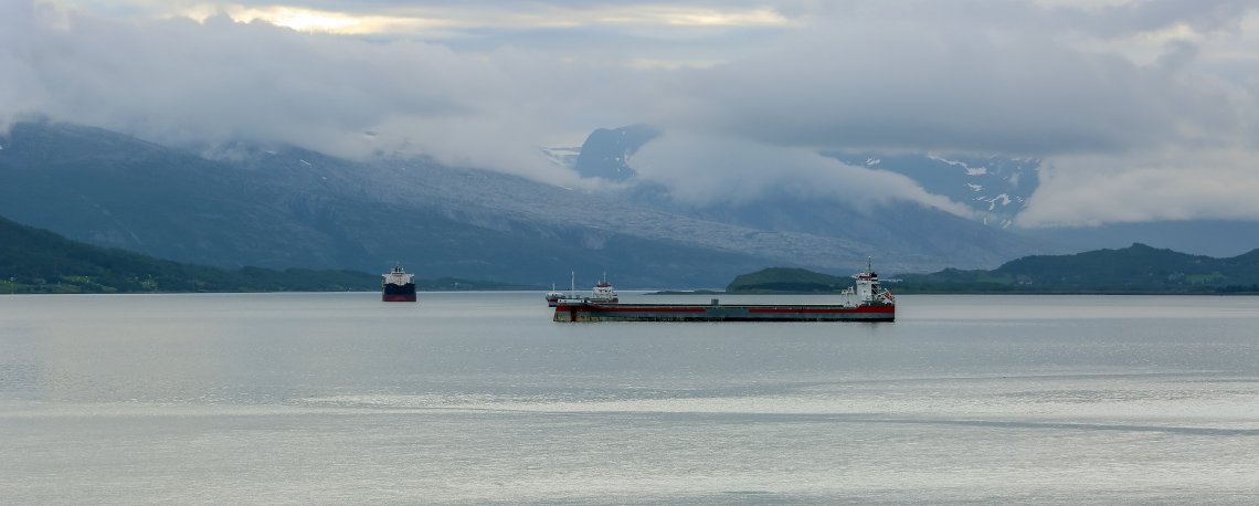 Bilde av skip i fjord