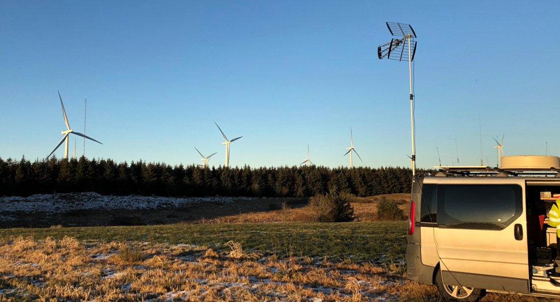 Bilde av vindturbiner og ekommåling med målebil