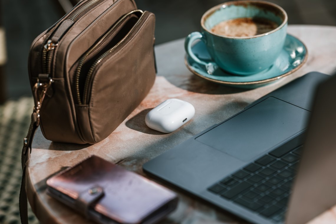 kafebord med pc, mobil og kaffe