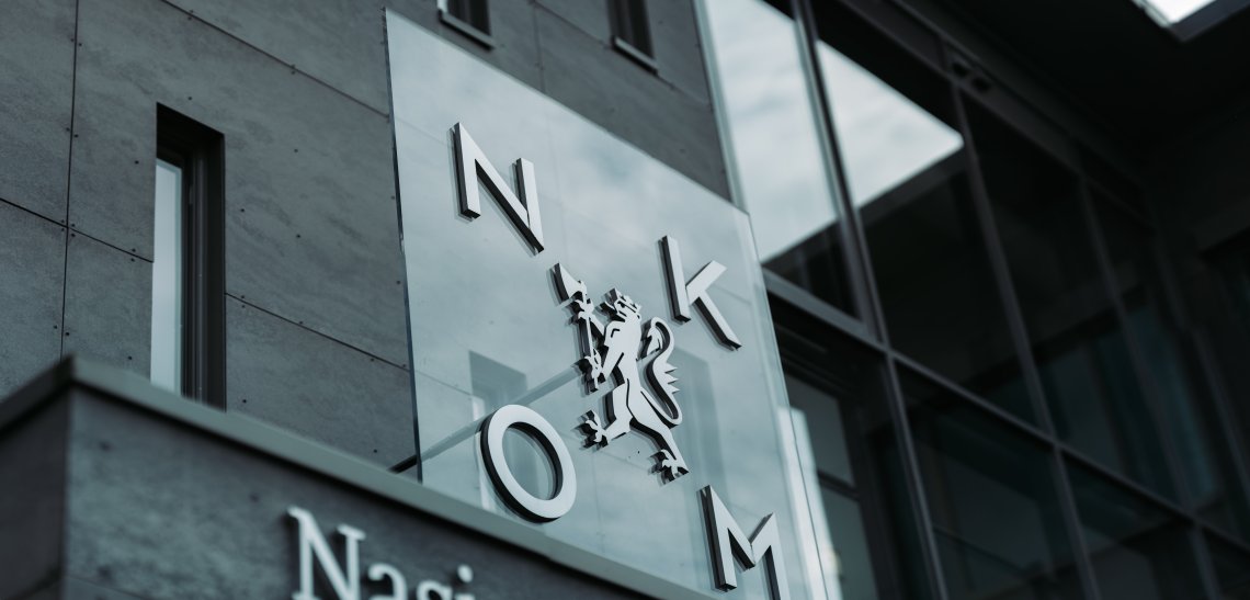 Bilde av inngangsparti med logoskilt Nkom