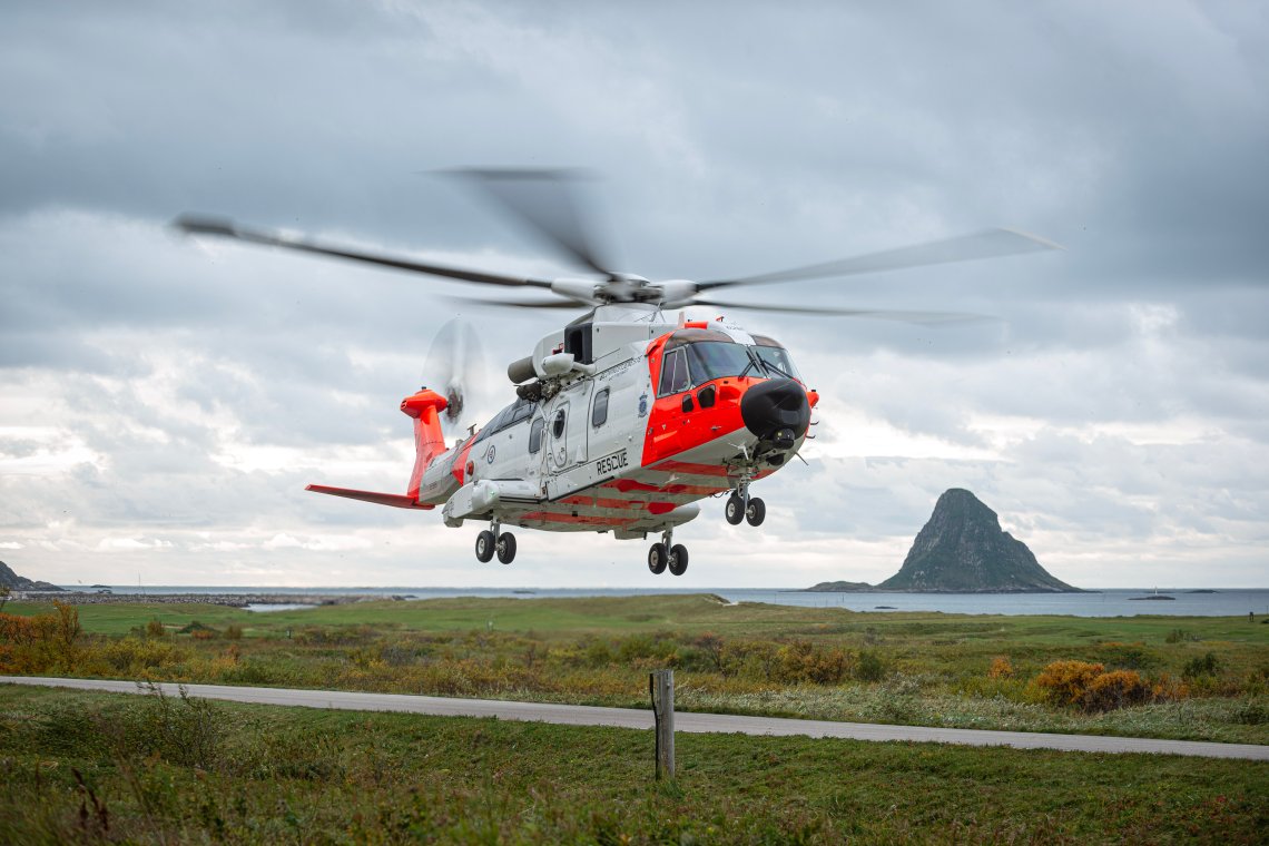 Helikopter som er i ferd med å lande på Andøya