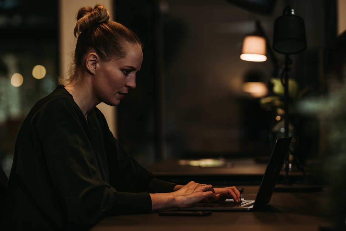 Kvinne foran laptop