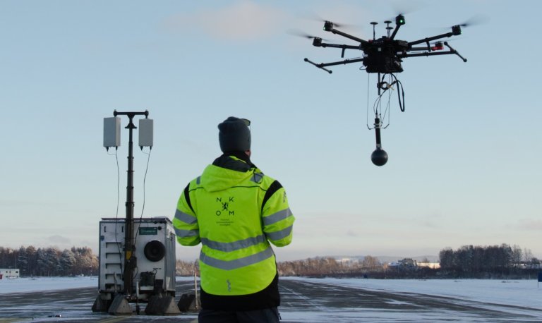 Dronepilot fra Nkom måler signalstyrken på ulike lokasjoner i luften, i forbindelse med testen.