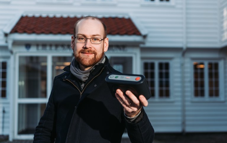 IT-sjef Andreas Brovig i Lillesand kommune viser en 2G-trygghetsalarm som må byttes ut før 2025