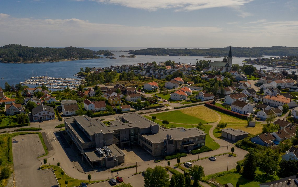 Nkom holder til i et eget stort moderne kontorbygg midt på sletta i sørlandsidyllen Lillesand.